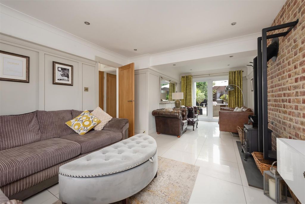 Property photo 2 of 18 Halford Close, Broomfield, Herne Ba