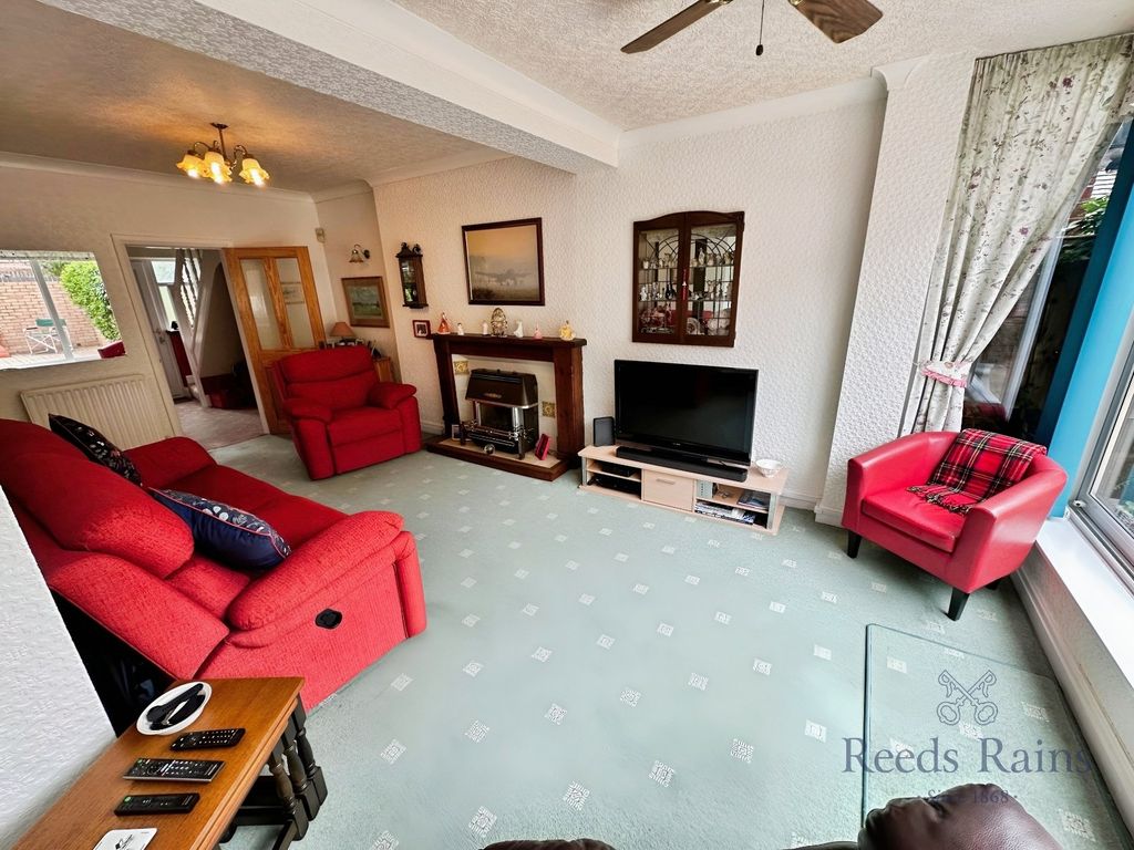 Property photo 3 of 18 Lounge