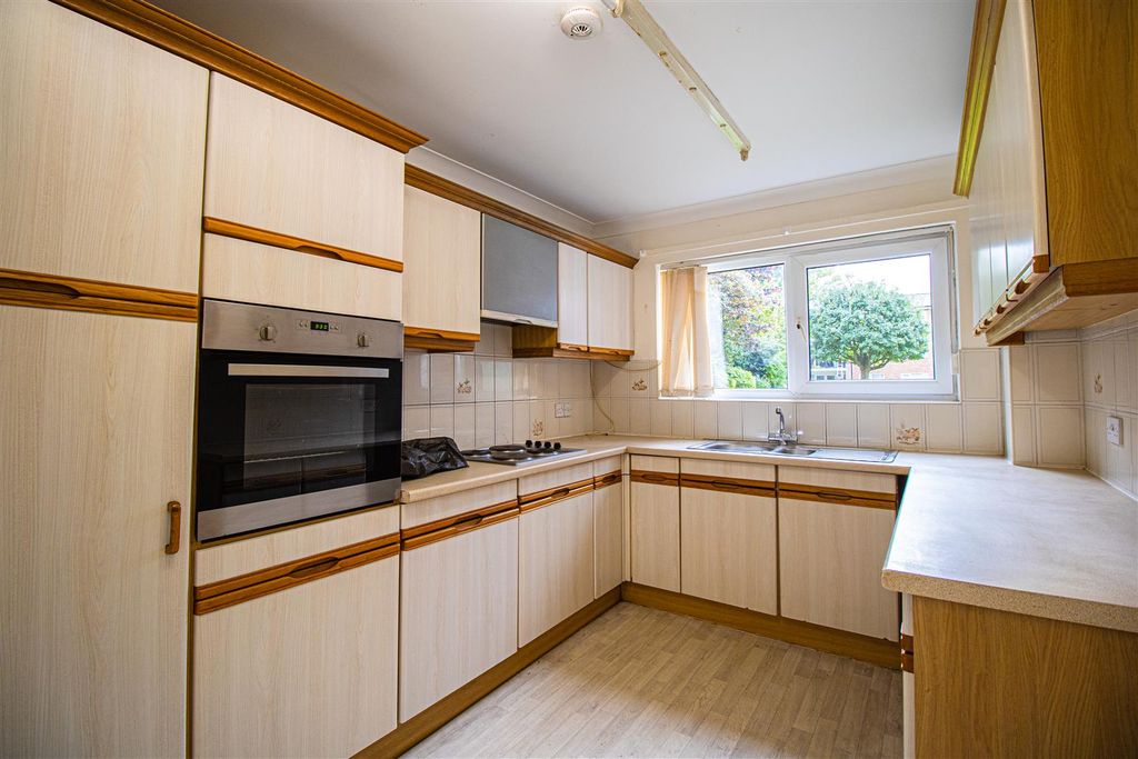 Property photo 3 of 12 Kitchen