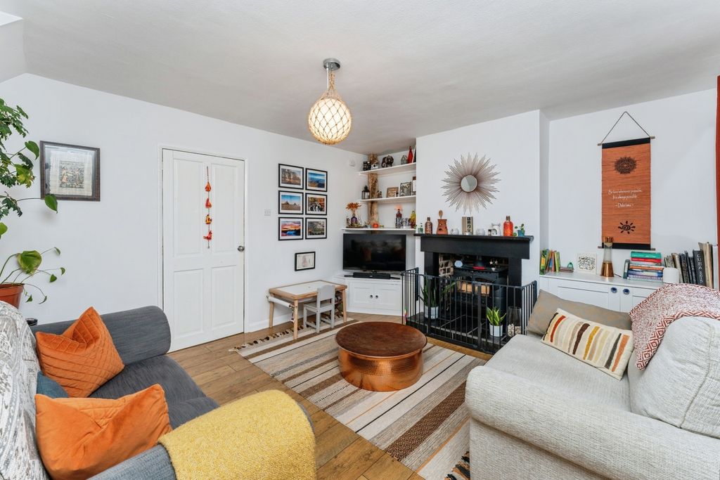 Property photo 2 of 24 Lounge