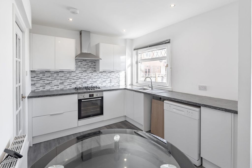 Property photo 2 of 27 Kitchen/Dining Area