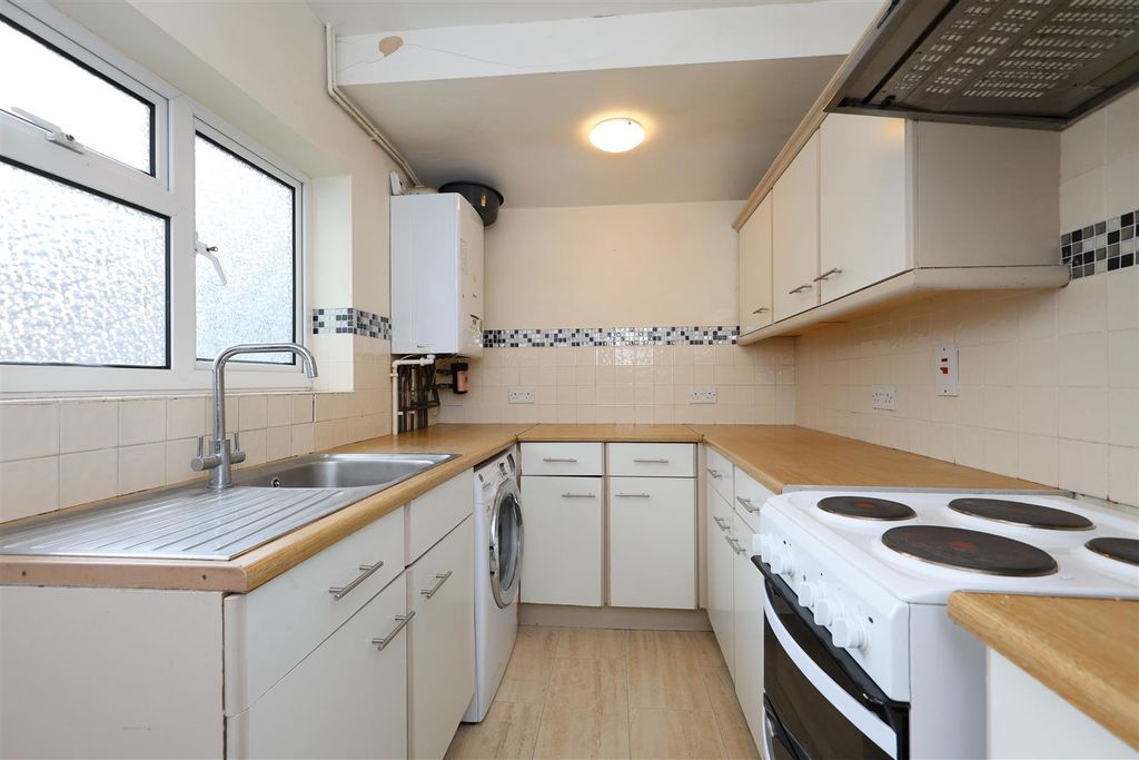 Property photo 3 of 18 Kitchen