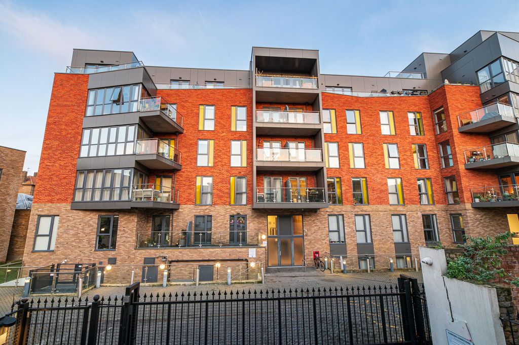 Property photo 1 of 29