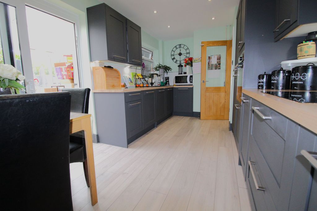 Property photo 2 of 14 Kitchen Diner 4