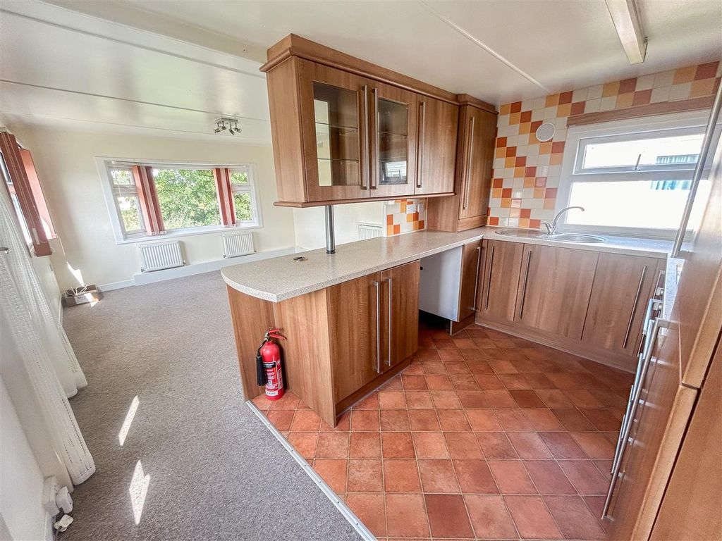 Property photo 3 of 10 Kitchen