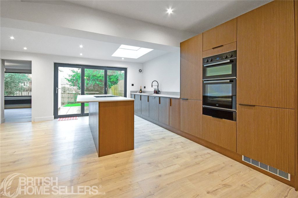 Property photo 3 of 16 Picture No. 10