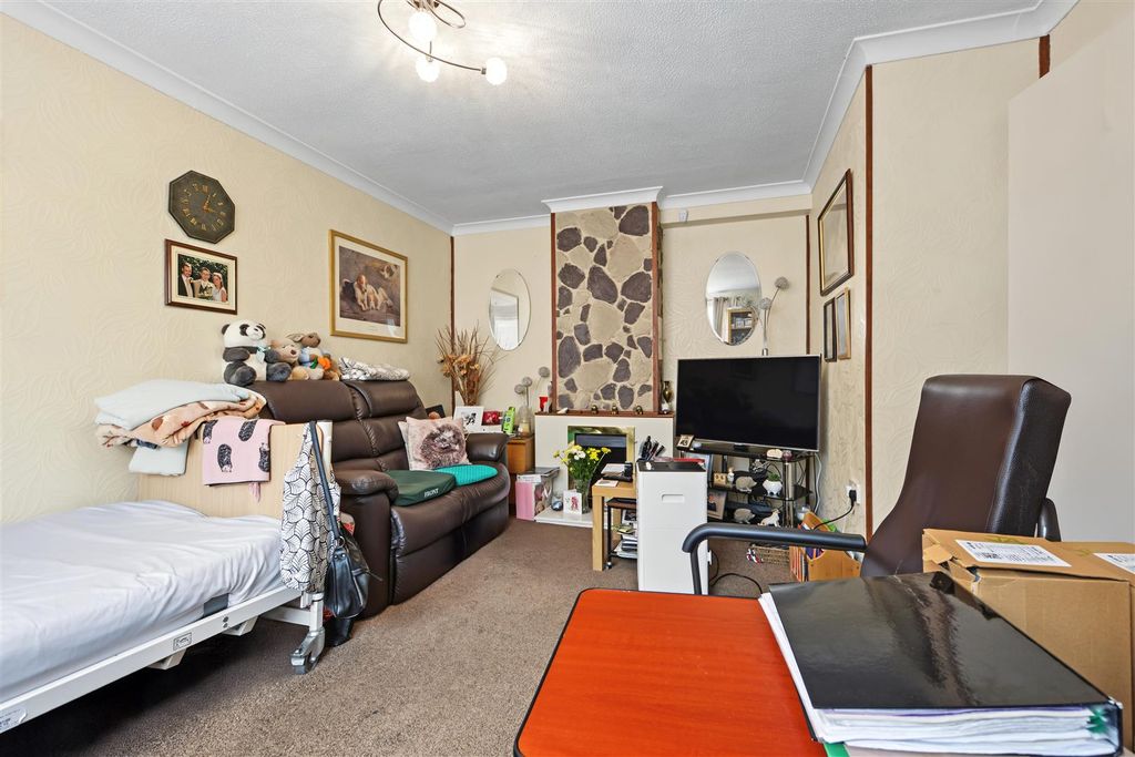 Property photo 3 of 11 Lounge