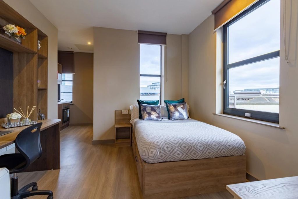 Property photo 3 of 20 Bedroomandkitchen2.Jpeg