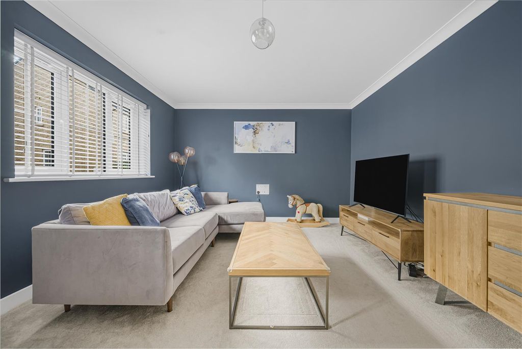 Property photo 3 of 19 6 Tilia Cl, Windsor Sl4 4Ls Recpetion Room2.Jpg