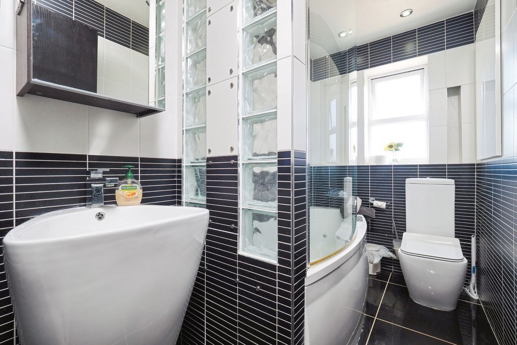 Property photo 3 of 17 Bathroom