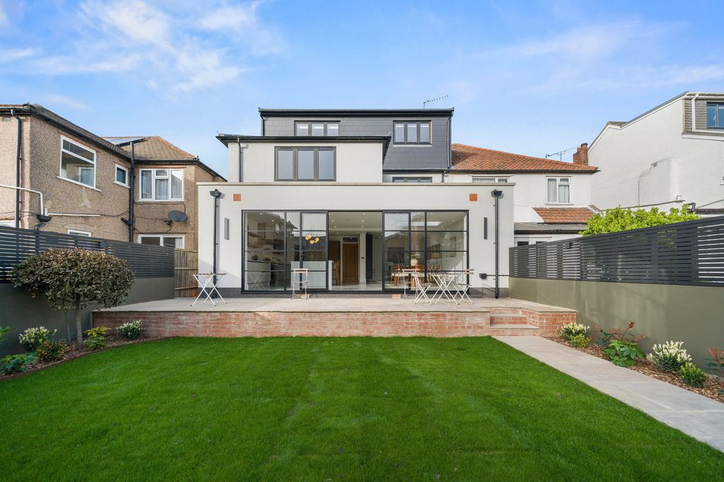 Property photo 3 of 28