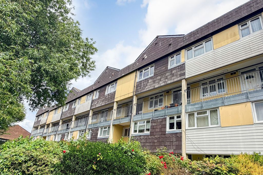 Property photo 1 of 1 20 Bellamy Road, Chingford, London, E4 9Nb