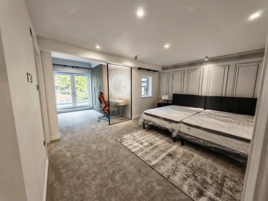 Herbert Road, London SW19 photo 5