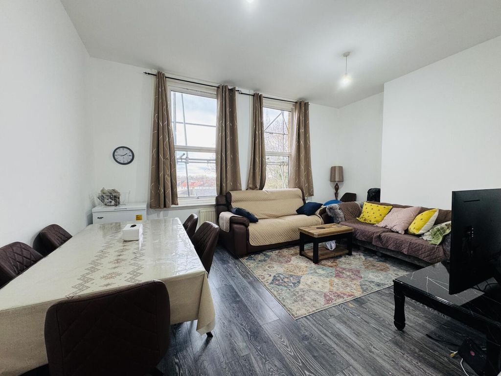 Property photo 2 of 10 Living Room