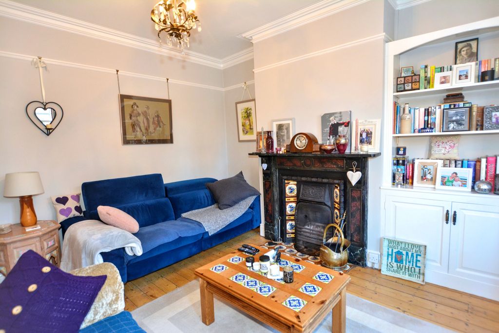 Property photo 3 of 17 Lounge.