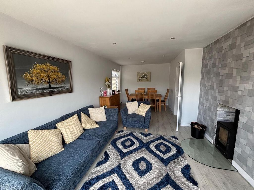 Property photo 3 of 11 Living Room