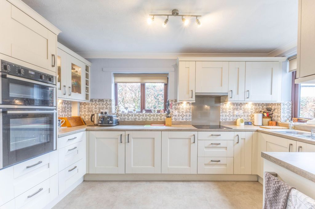 Property photo 2 of 31