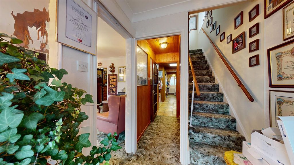 Property photo 2 of 20 Entrance Hall