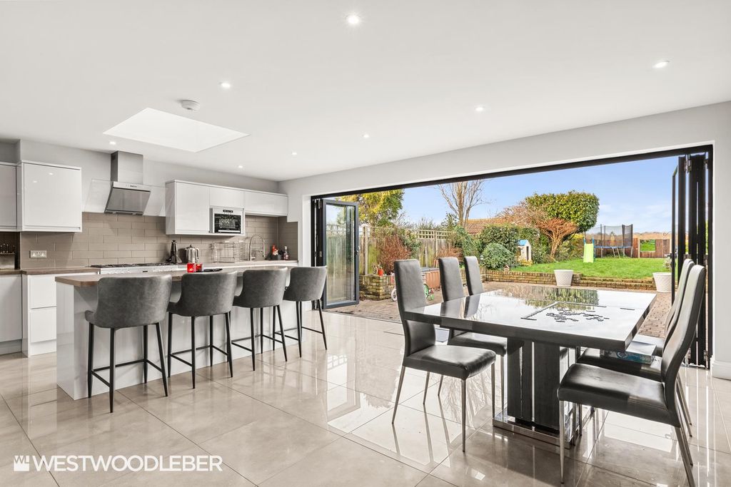 Property photo 3 of 38 Stmargaretsroad_36.Jpg