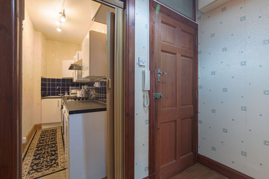 Property photo 2 of 10 Entry