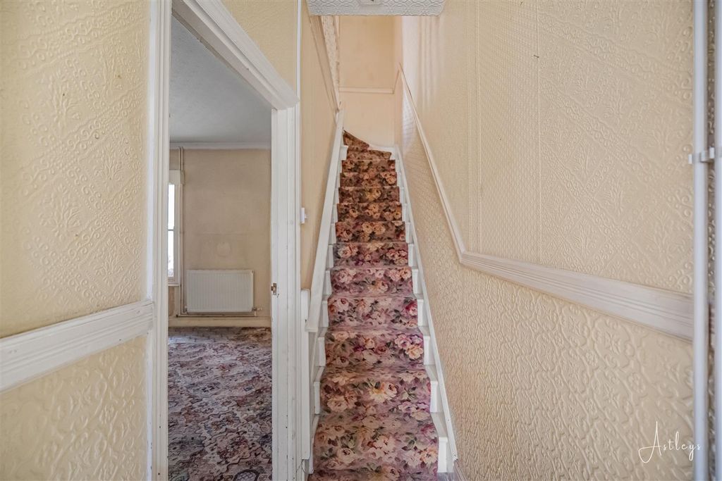 Property photo 2 of 18 Hallway