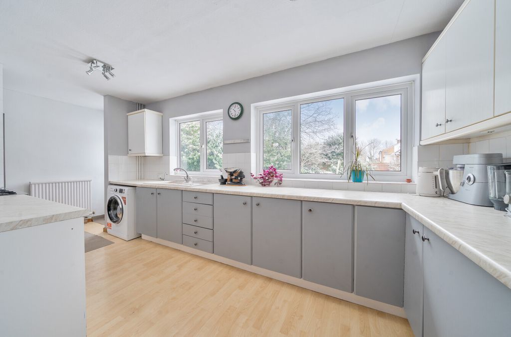 Property photo 2 of 13 1395854-19-695Cea...