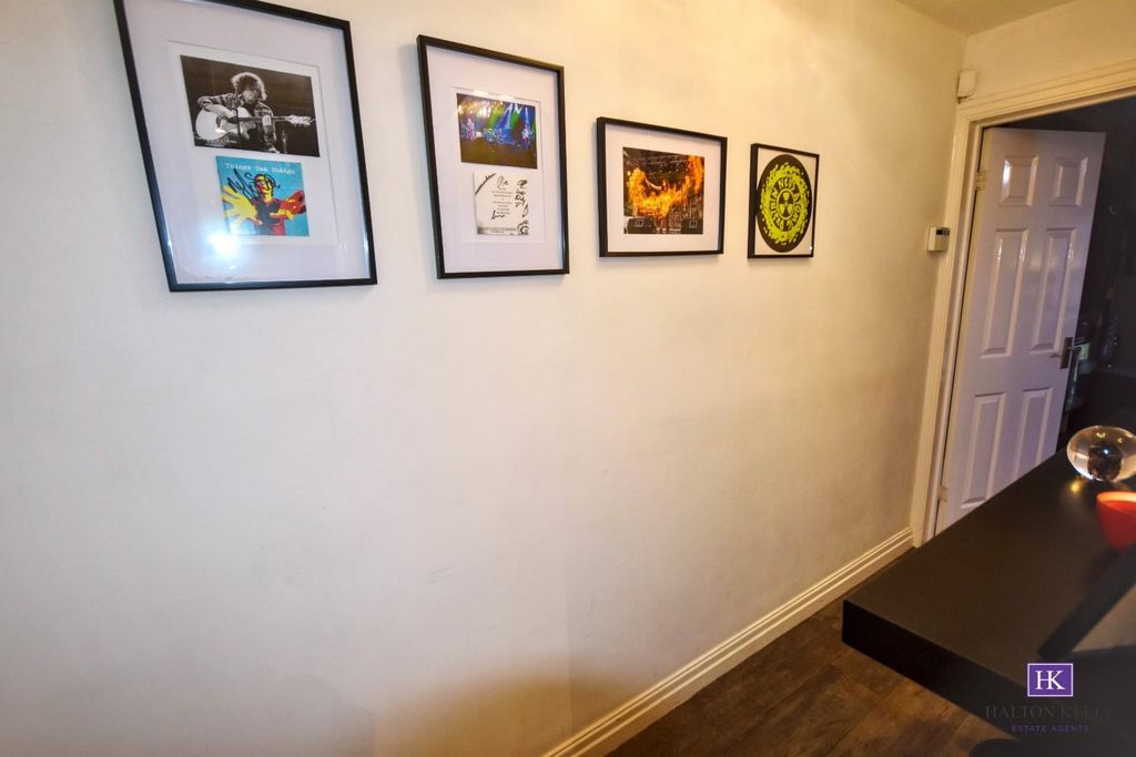 Property photo 3 of 19 Entrance Hallway