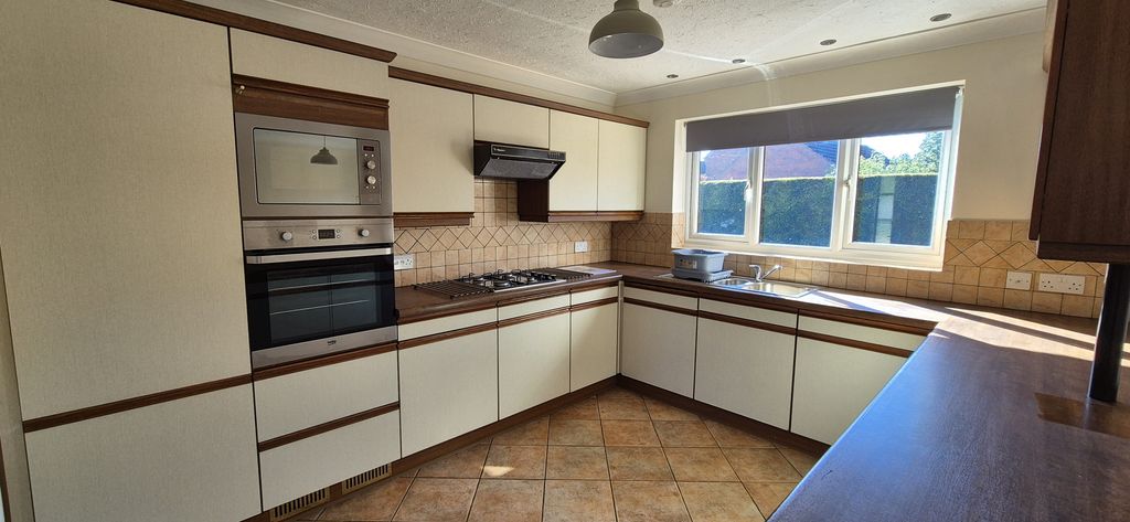 Property photo 3 of 10 Kitchen