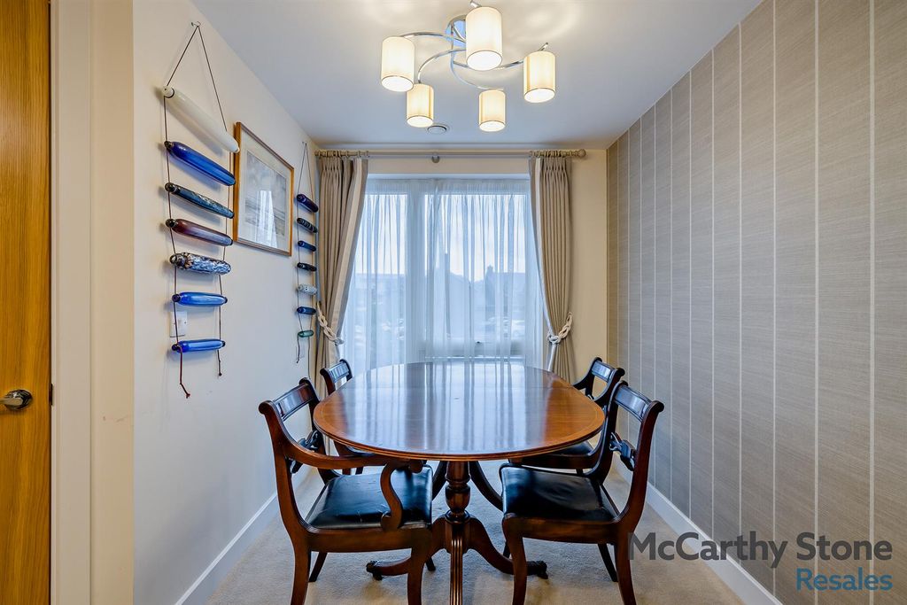 Property photo 3 of 14 8649354-Interior17-800.Jpg