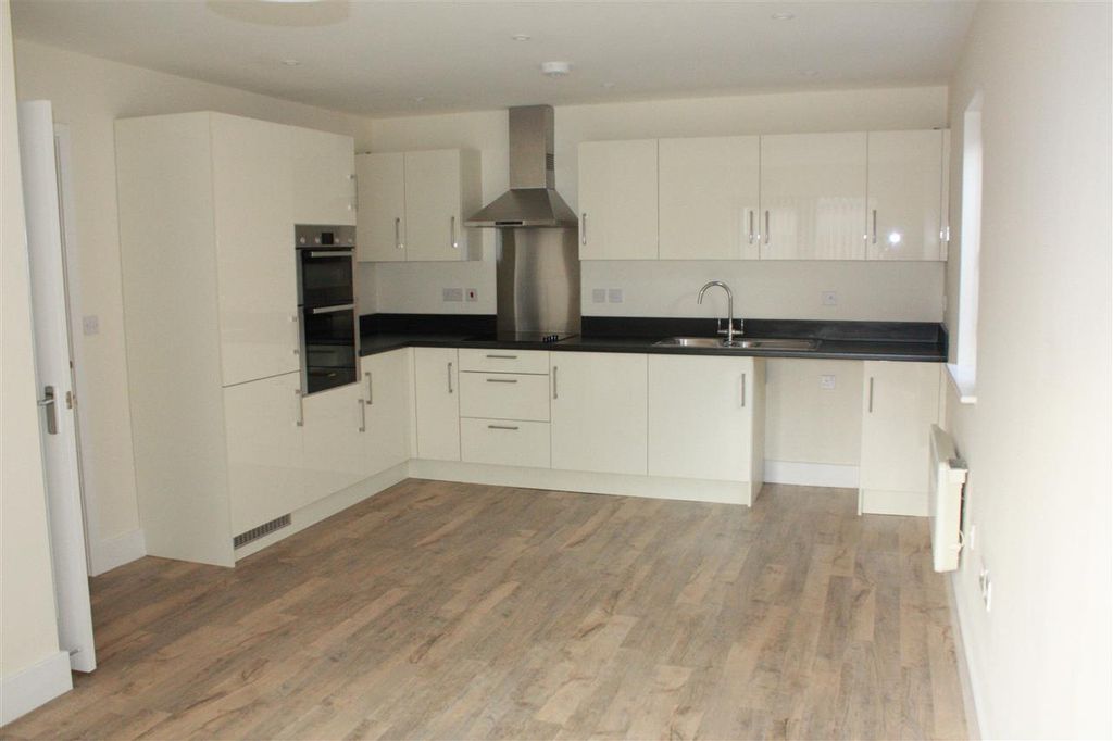 Property photo 2 of 7 Open-Plan Lounge/Kitchen