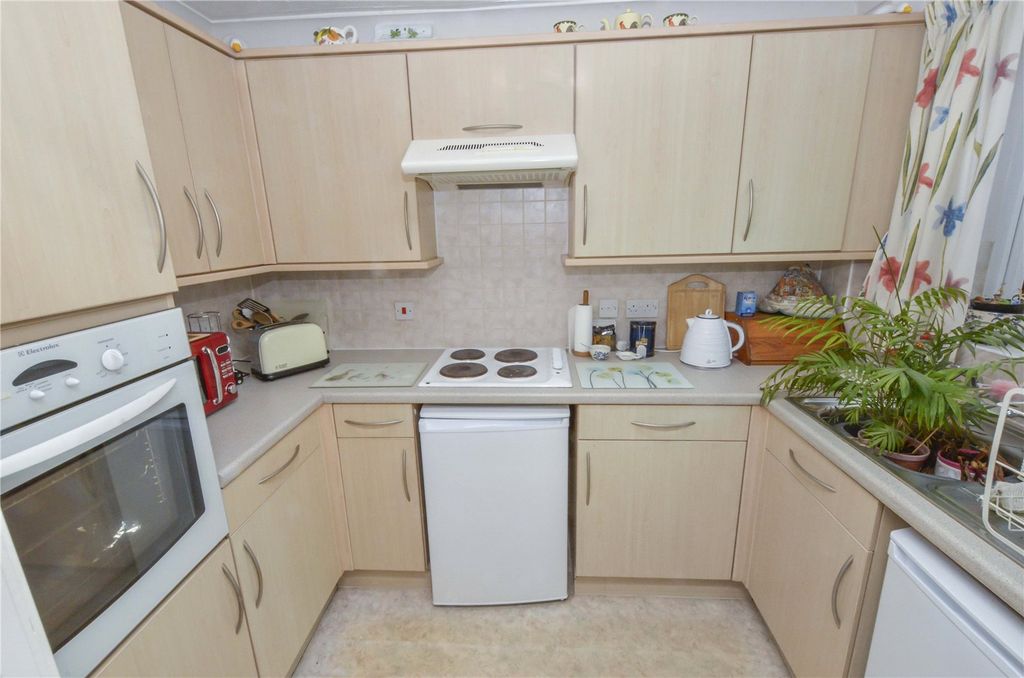 Property photo 3 of 10 Kitchen