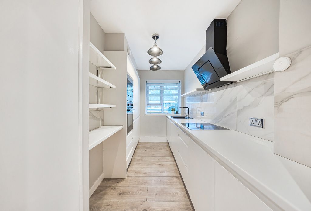 Property photo 2 of 11 1382474-11-691753...