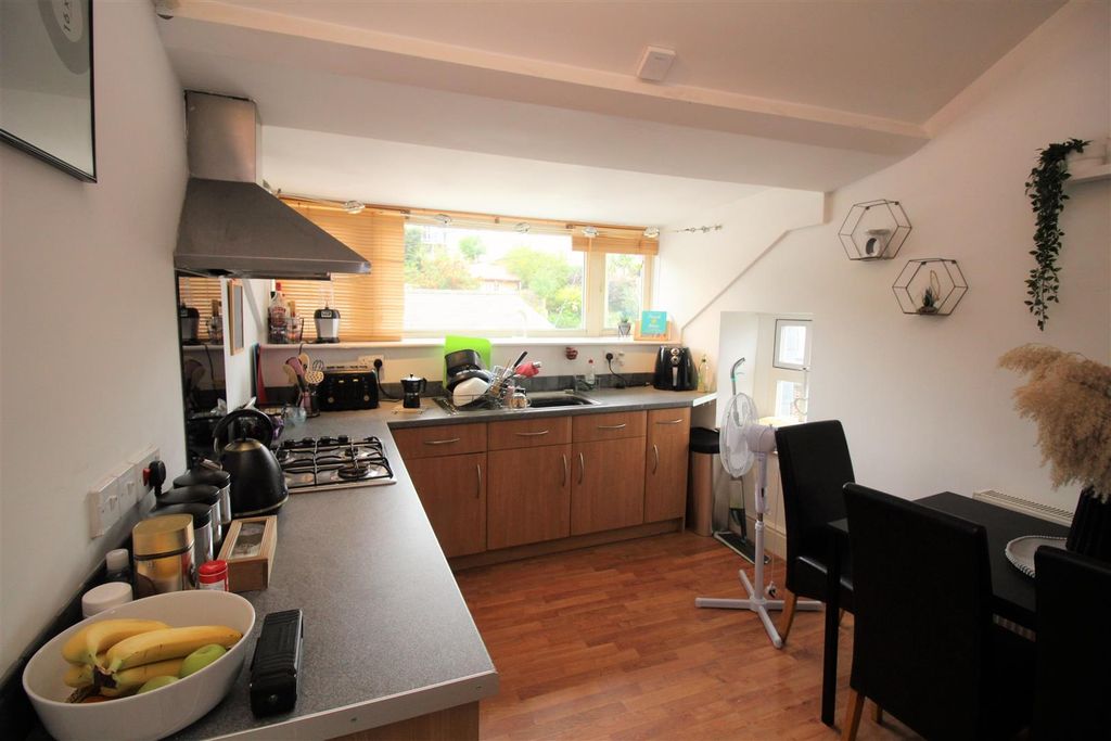 Property photo 2 of 7 Kitchen