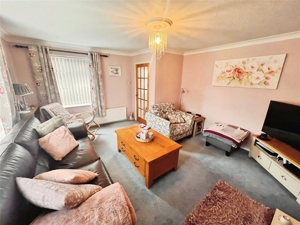 Property photo 3 of 17 Lounge