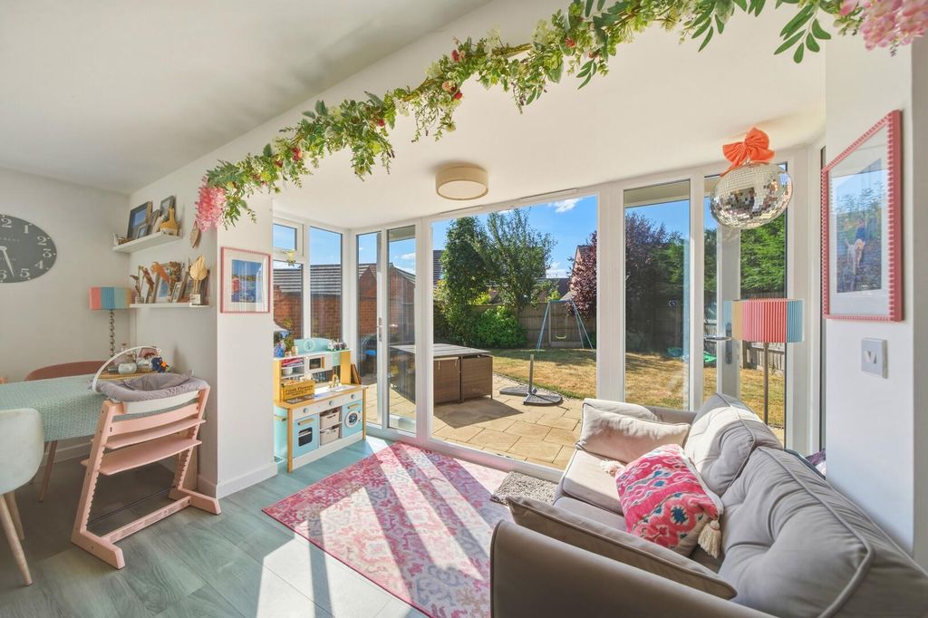 Property photo 3 of 28 Conservatory