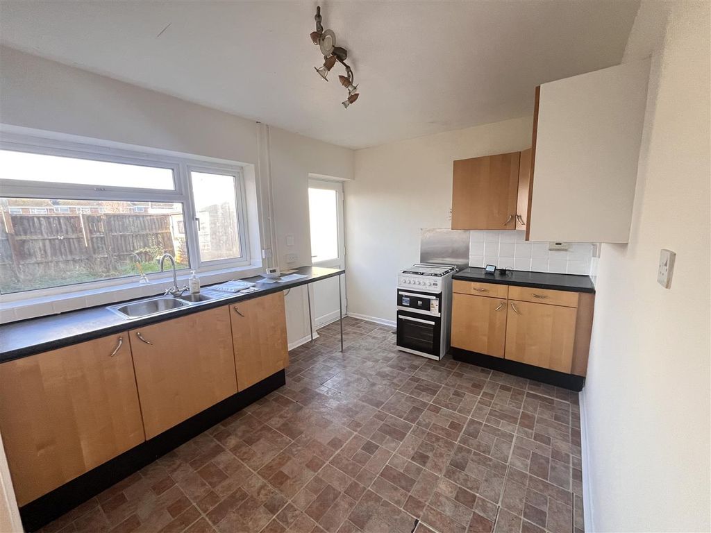 Property photo 2 of 7 Kitchen