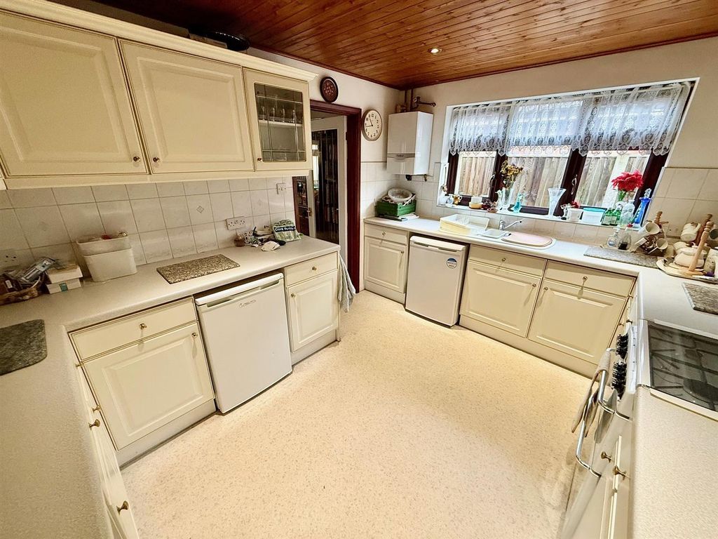 Property photo 3 of 16 Kitchen