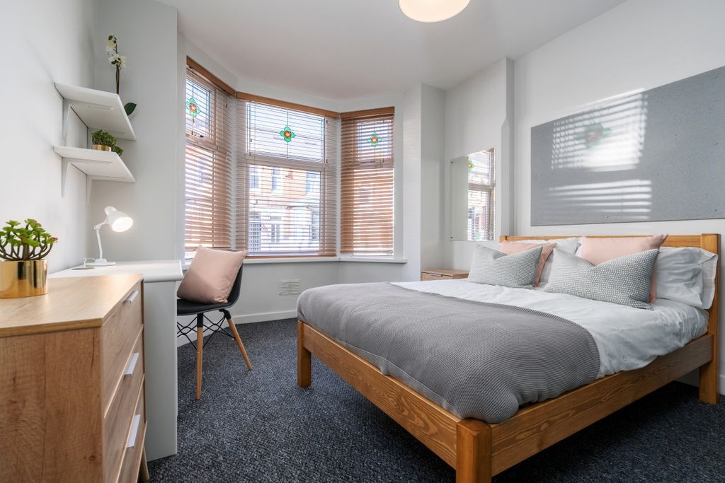 Property photo 3 of 19 104 Rothesay, Bedroom 2