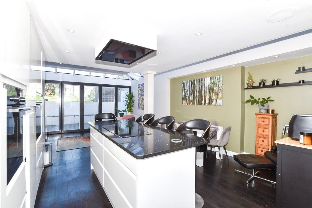 Property photo 2 of 16 Kitchen/Diner/Family Area