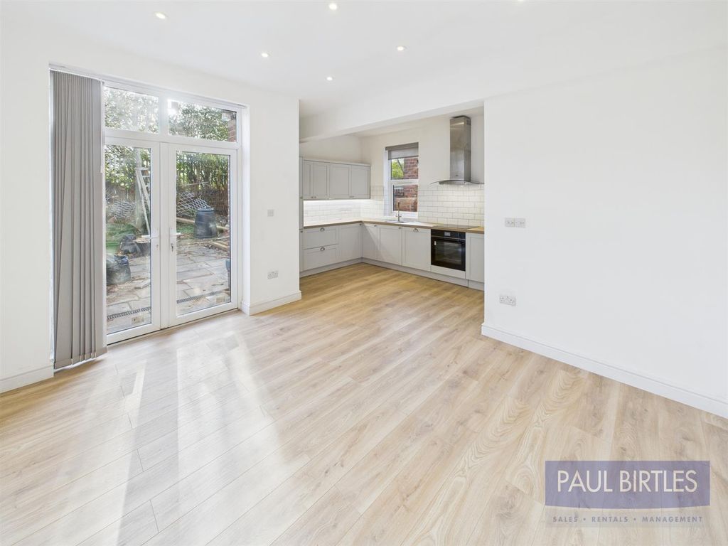 Property photo 3 of 27 Cam04378G0-Pr0247-Still020.Jpg