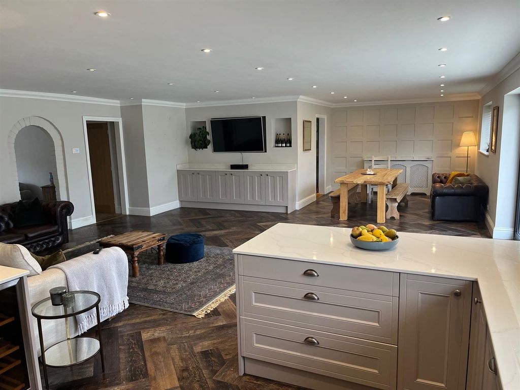 Property photo 3 of 19 Family Kirthen Diner.Jpg