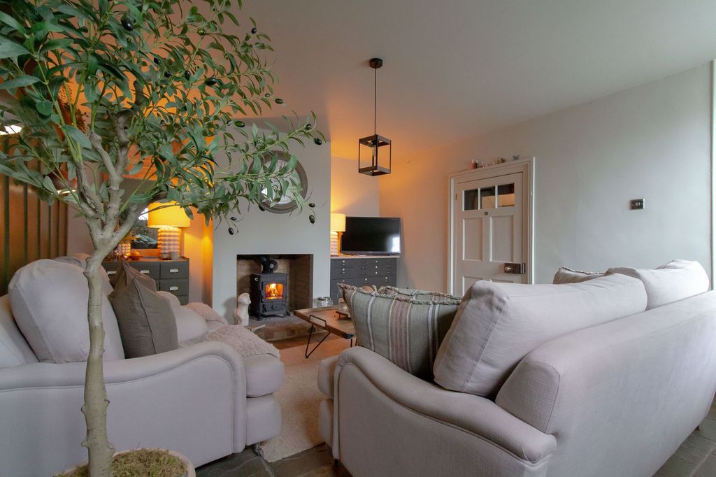 Property photo 3 of 31