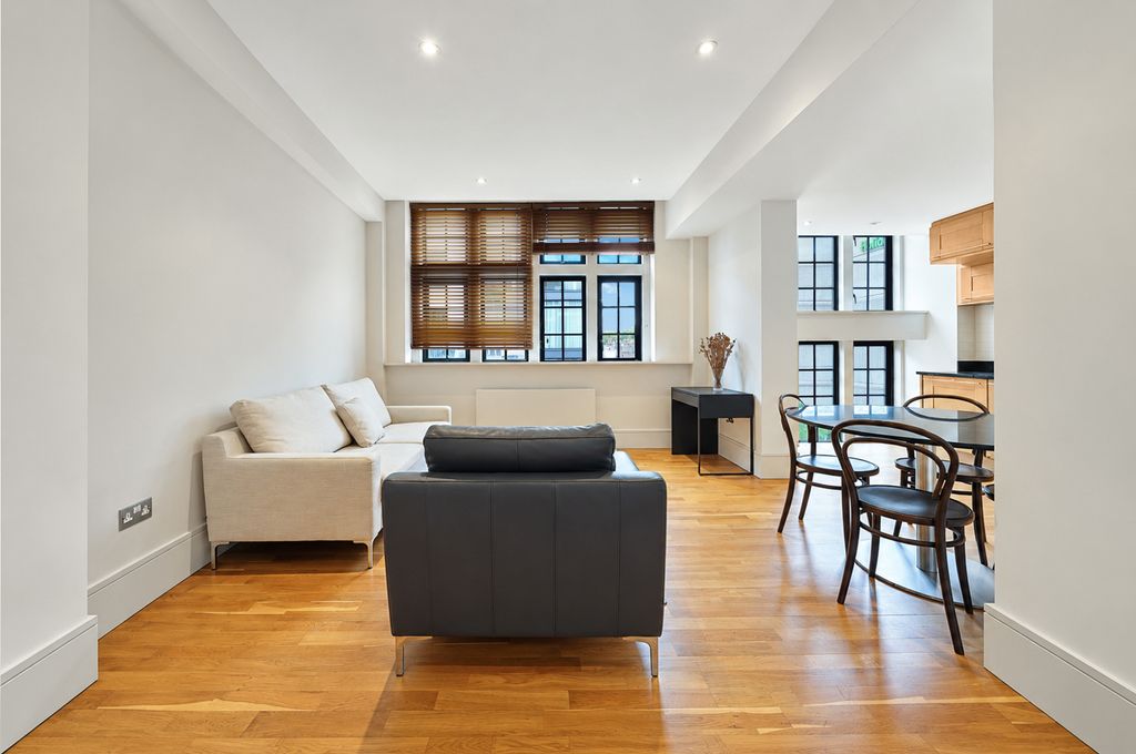 Property photo 3 of 11 Flat 8 Armitage Apartments 228 Great Portland Street London W1W 5Qp - 004.Jpg
