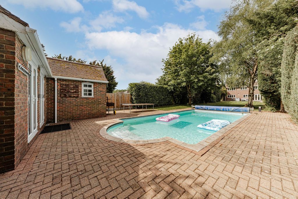 Property photo 1 of 48 Swimming Pool (2)
