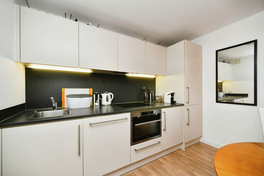 Property photo 3 of 18 Kitchen