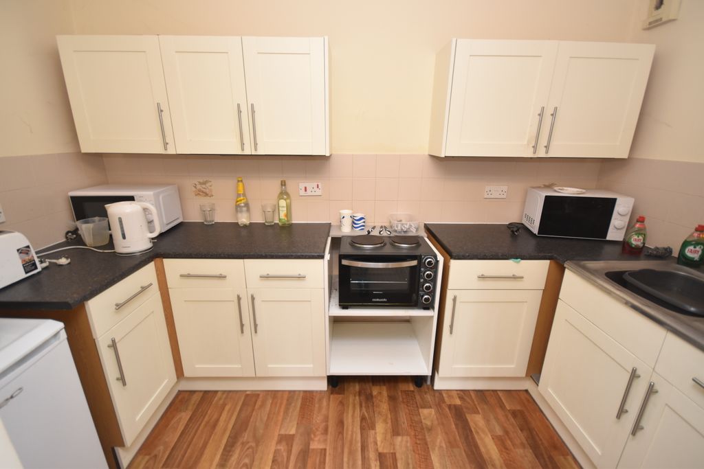 Property photo 2 of 9 Kitchen