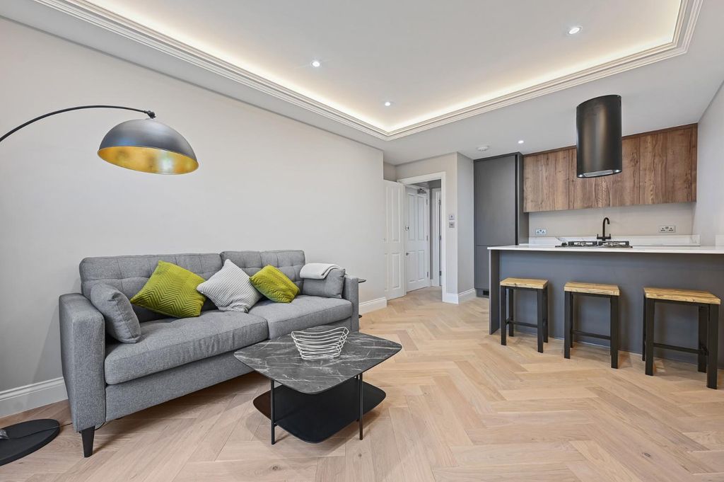 Property photo 2 of 9 Rea - Flat 3, 4 Lynton Road - Receptionb3 (1).Jpg