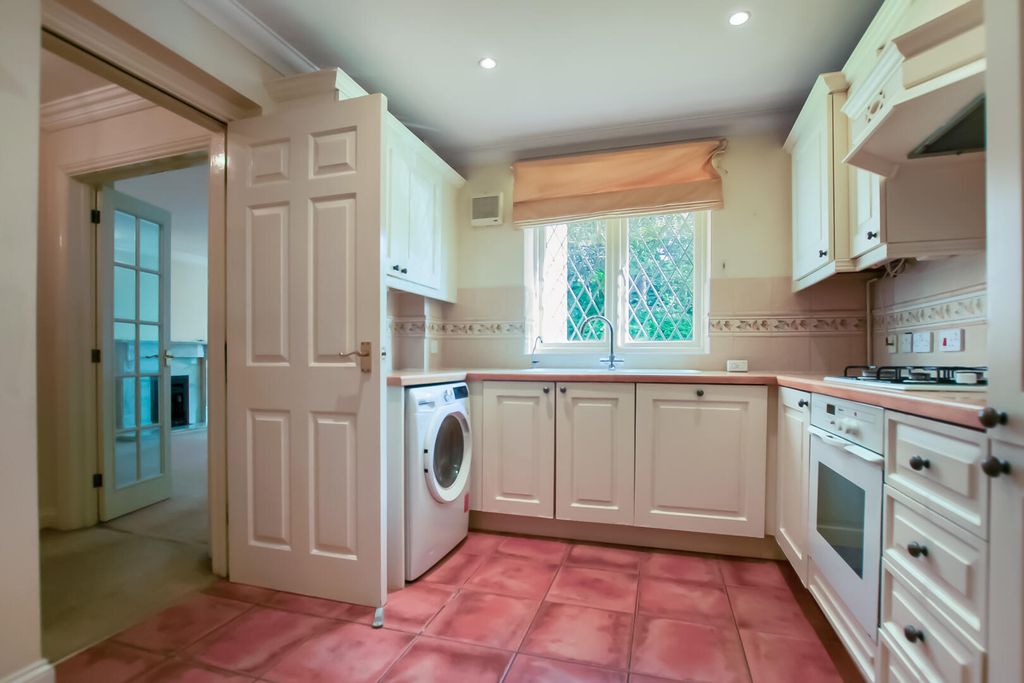 Property photo 3 of 11 Kitchen