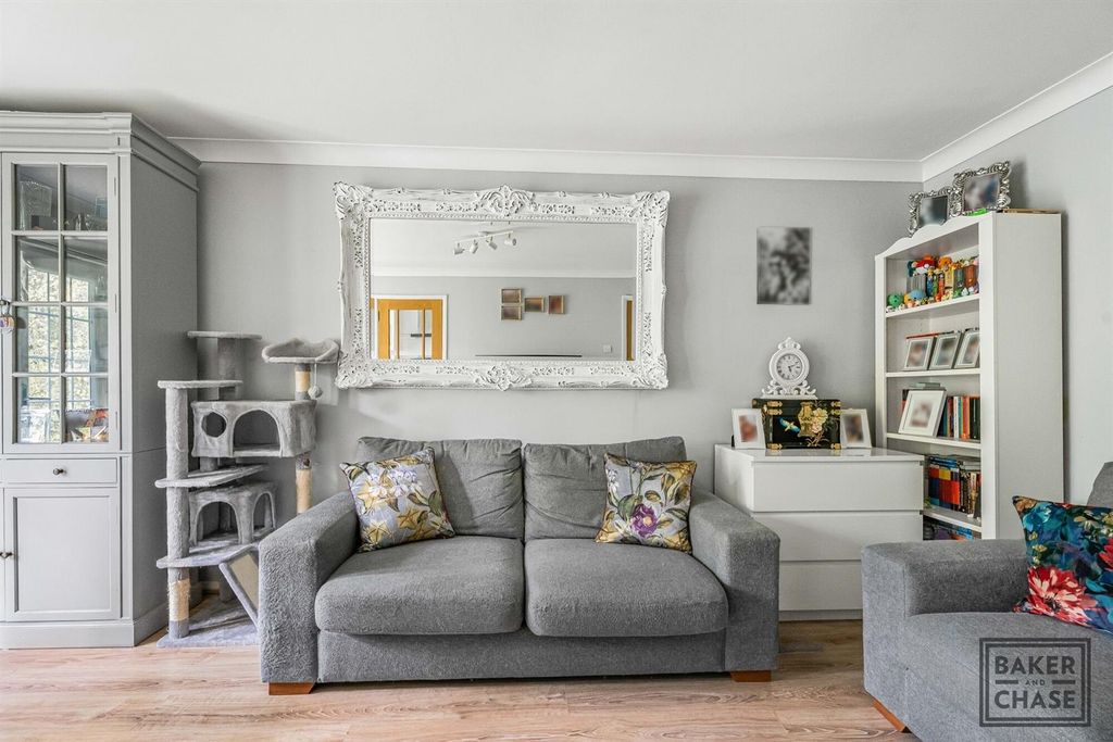 Property photo 3 of 19 Lounge