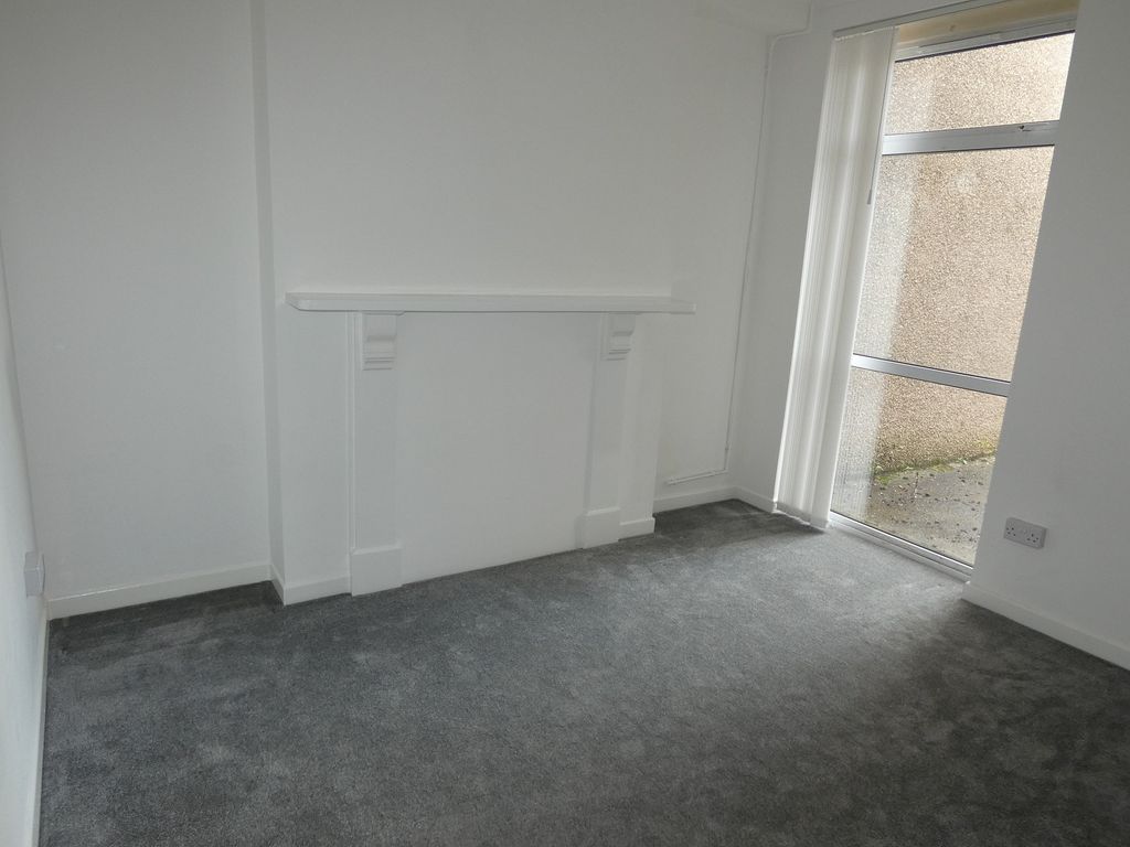 Property photo 3 of 13 Middle Room